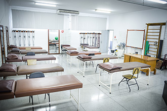 Laboratório de Fisioterapia 1: utilizado para as aulas práticas das disciplinas de Cinesioterapia, Recursos Terapêuticos Manuais e Métodos e Técnicas de Avaliação em Fisioterapia