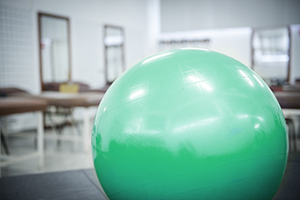 Laboratório de Fisioterapia 1: utilizado para as aulas práticas das disciplinas de Cinesioterapia, Recursos Terapêuticos Manuais e Métodos e Técnicas de Avaliação em Fisioterapia