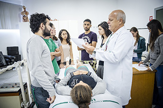 Laboratório de Fisioterapia 2: utilizado para as aulas práticas da disciplina de Eletrotermofototerapia