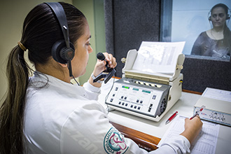 Ambulatório de Audiologia: salas para avaliação audiológica básica e de altas frequências, infantil e adulto, além de avaliação do processamento auditivo central, por meio do audiômetros clínicos e imitanciômetros.
