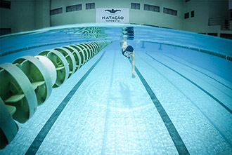 Piscina semiolímpica: com tratamento da água rigoroso, a piscina possui 6 raias semiolímpicas, favorecendo a prática da natação e vida saudável
