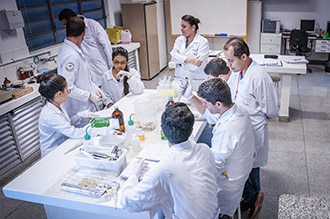 Laboratório de Análises Toxicológicas: desenvolve atividades de rotina que envolve a realização das análises toxicológicas de fármacos/drogas de abuso em amostra biológicas.