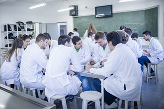 Laboratório de Anatomia Humana: são quatro laboratórios, que têm por objetivo o estudo e manuseio de modelos anatômicos e peças cadavéricas conservadas em solução de glicerina, bem como a dissecação e reparação das peças para estudo