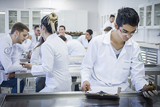 Laboratório de Anatomia Humana: são quatro laboratórios, que têm por objetivo o estudo e manuseio de modelos anatômicos e peças cadavéricas conservadas em solução de glicerina, bem como a dissecação e reparação das peças para estudo