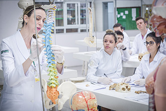 Laboratório de Anatomia Humana: são quatro laboratórios, que têm por objetivo o estudo e manuseio de modelos anatômicos e peças cadavéricas conservadas em solução de glicerina, bem como a dissecação e reparação das peças para estudo