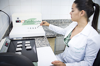 Laboratório de Anatomia Patológica e Citopatologia: permite procedimentos para o diagnóstico de doenças, a partir de estudo de material obtido por aspirações, esfregaços, biópsias e cirurgias