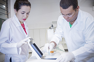 Laboratório de Bioquímica: permite o desenvolvimento de habilidades de estudo nas reações análises bioquímicas