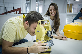 Laboratório de Estruturas, Topografia e Geoprocessamento: possibilita estudos geológicos, pesquisa mineral, projetos de obras civis, cadastramento rural e urbano, inventários florestais e rurais, regularização fundiária, reconstituição de loteamento