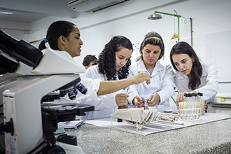 O laboratório de Fitopatologia e Microbiologia destina-se a atividades de pesquisa na diagnose de doenças, estudos de interação planta-patógeno e manejo integrado de doenças