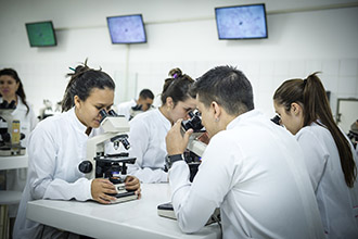 Laboratório de Genética: permite o estudo da constituição citológica de órgãos e sistemas e os aspectos envolvidos nas estruturas celulares, os genes e os mecanismos que garantem a hereditariedade