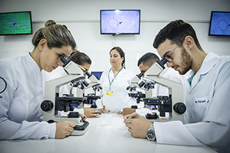 Laboratório de Genética: permite o estudo da constituição citológica de órgãos e sistemas e os aspectos envolvidos nas estruturas celulares, os genes e os mecanismos que garantem a hereditariedade