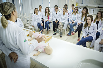 Laboratório de Habilidades de Enfermagem: com ambientes que simulam a prática, o espaço viabiliza estudos específicos que capacitam o acadêmico para a realização de procedimentos clínicos