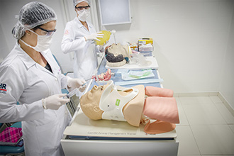 Laboratório de Habilidades e Simulação Clínica: visa treinar os acadêmicos da área de saúde a enfrentar situações de rotina, emergência e urgência