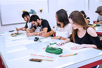 Maquetaria: Espaço com design moderno proporciona aos estudantes bancadas de trabalho para corte e modelagem, pias para a lavagem de materiais, prateleiras e armários para exposição de trabalhos