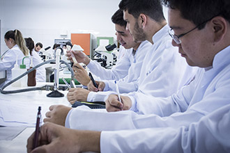 Laboratório de Microbiologia: se constitui no cenário das práticas de habilidades na área de bacteriologia, micologia, virologia 