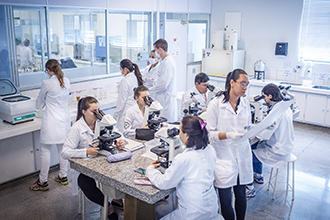 Laboratório de Parasitologia Clínica: permite a realização de exames parasitológicos de fezes para o diagnóstico dos patógenos causadores de doenças no homem