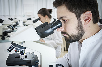 Laboratório de Patologia: tem por objetivo a execução do processo macroscópico de peças de biópsias pré-selecionas e estudos microscópio de lâminas de processos patológico