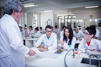 Laboratório de Química 1, 2 e 3: destina-se ao estudo de análises e reações químicas e conta com equipamentos, instrumentos e condições adequadas para oferecer segurança 