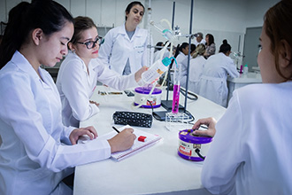 Laboratório de Química 1, 2 e 3: destina-se ao estudo de análises e reações químicas e conta com equipamentos, instrumentos e condições adequadas para oferecer segurança 