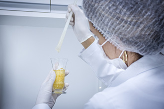 Laboratório de Semissólidos e Líquidos: com equipamentos e produtos de última geração, alunos do curso de Farmácia aprendem a manipular cremes, pomadas e dermocosméticos
