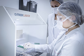 Laboratório de Sólidos: acadêmicos aprendem a realizar manipulação individualizada de cápsulas para o paciente, utilizando equipamentos modernos
