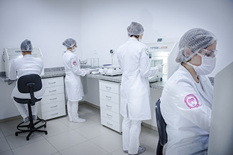 Laboratório de Sólidos: acadêmicos aprendem a realizar manipulação individualizada de cápsulas para o paciente, utilizando equipamentos modernos