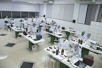Laboratório de Tecnologia Farmacêutica e Cosmético: proporciona o estudo da elaboração e transformação de substâncias medicamentosas em formas farmacêuticas, bem como formas cosméticas