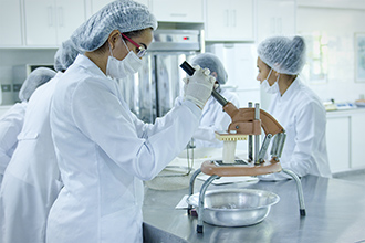 Laboratório de Tecnologia de Alimentos: destina-se ao estudo das características físicas, químicas e nutricionais dos alimentos
