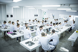 Laboratórios de Bioquímica 01 e 02: permite o desenvolvimento de habilidades de estudo nas reações químicas de processos biológicos que ocorrem nos organismos vivos