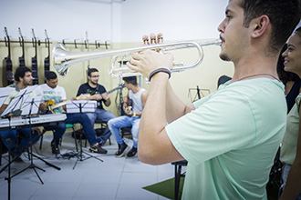 Laboratório de Instrumentos Funcionais: sopro, percussão e cordas (friccionadas e dedilhadas) – visa a prática de instrumentos harmônicos e melódicos através de performances em conjunto (Prática de Conjunto)