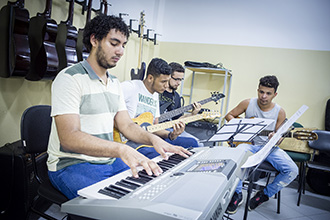 Laboratório de Instrumentos Funcionais: sopro, percussão e cordas (friccionadas e dedilhadas) – visa a prática de instrumentos harmônicos e melódicos através de performances em conjunto (Prática de Conjunto)