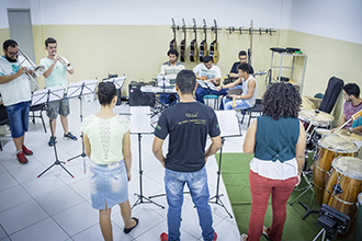 Laboratório de Instrumentos Funcionais: sopro, percussão e cordas (friccionadas e dedilhadas) – visa a prática de instrumentos harmônicos e melódicos através de performances em conjunto (Prática de Conjunto)