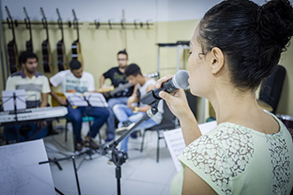 Laboratório de Instrumentos Funcionais: sopro, percussão e cordas (friccionadas e dedilhadas) – visa a prática de instrumentos harmônicos e melódicos através de performances em conjunto (Prática de Conjunto)