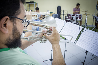 Laboratório de Instrumentos Funcionais: sopro, percussão e cordas (friccionadas e dedilhadas) – visa a prática de instrumentos harmônicos e melódicos através de performances em conjunto (Prática de Conjunto)