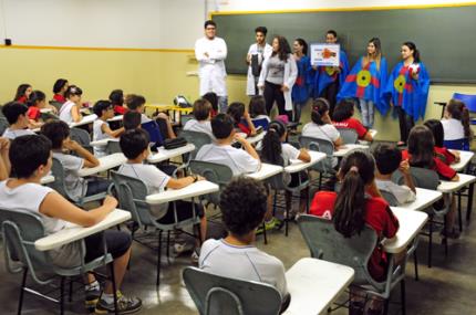 Olho e anexos em maquete facilitam aprendizado para crianças