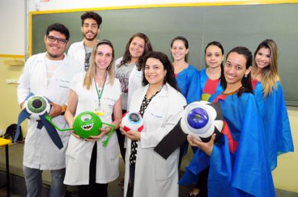 Olho e anexos em maquete facilitam aprendizado para crianças