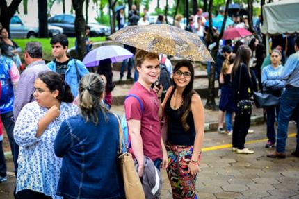 Guarda-chuva na mão em dia da primeira fase da Medicina