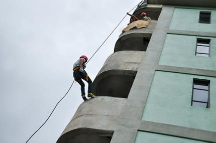 Calouros de Medicina em ação que exige controle do medo