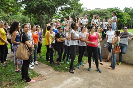 Calouros de Medicina em ação que exige controle do medo