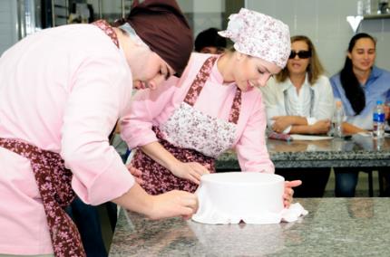 Chef internacional ensina técnicas de confeitaria artística