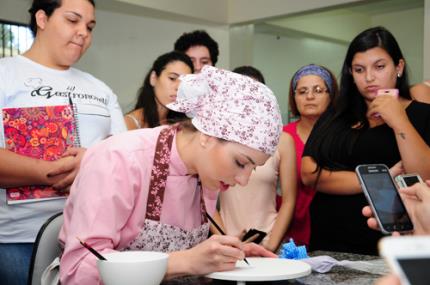 Chef internacional ensina técnicas de confeitaria artística