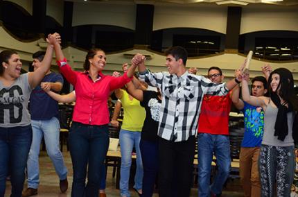 Dança circular estimula gentileza e união entre as pessoas