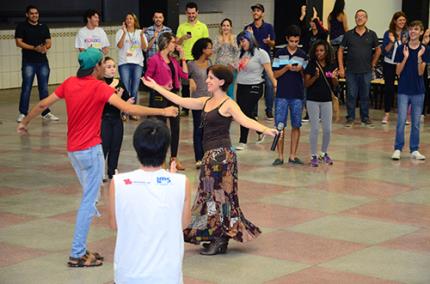 Dança circular estimula gentileza e união entre as pessoas