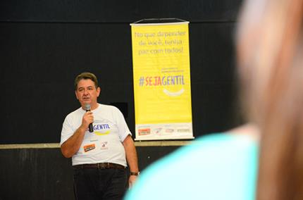 Dança circular estimula gentileza e união entre as pessoas