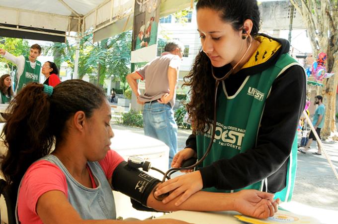 Ligas da Medicina fazem nova prestação de serviços na praça