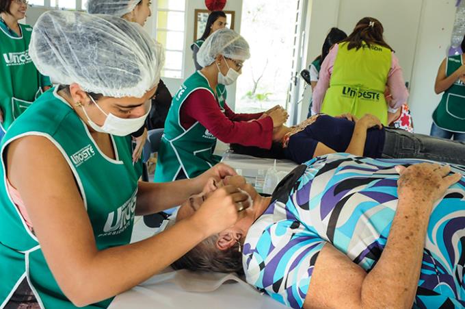 Idosos da Vila Dignidade são atendidos com vários serviços