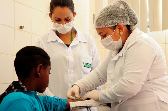 Crianças do bairro Morada do Sol fazem exame de sangue