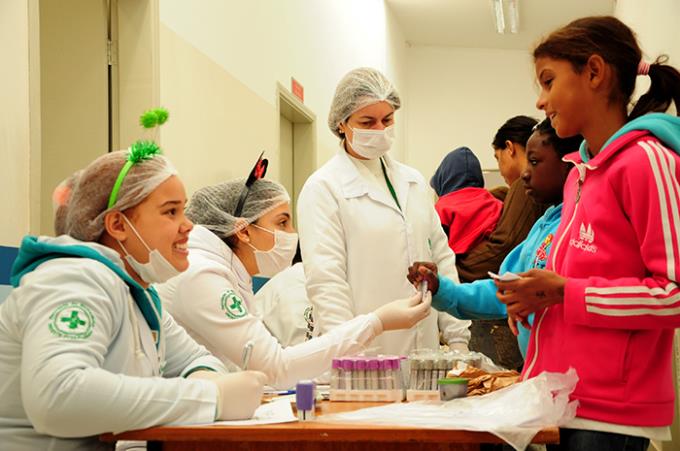 Crianças do bairro Morada do Sol fazem exame de sangue