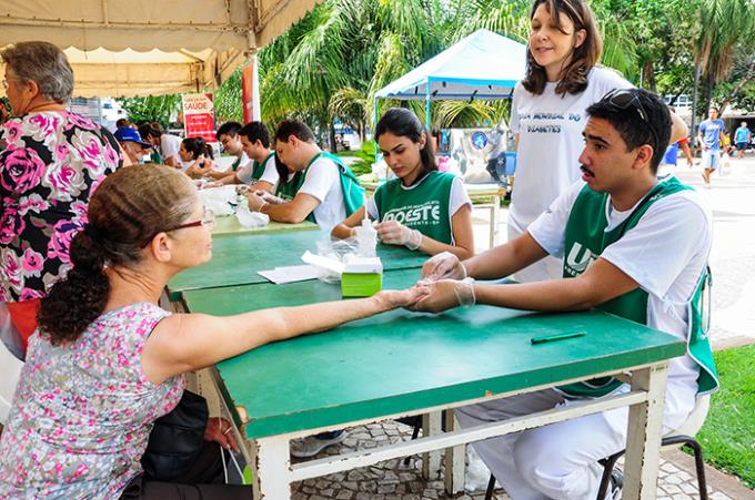 Ação pelo Dia do Diabetes leva prevenção para 400 pessoas