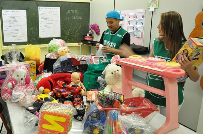 Curso de Farmácia faz entrega de brinquedos na Casa da Sopa